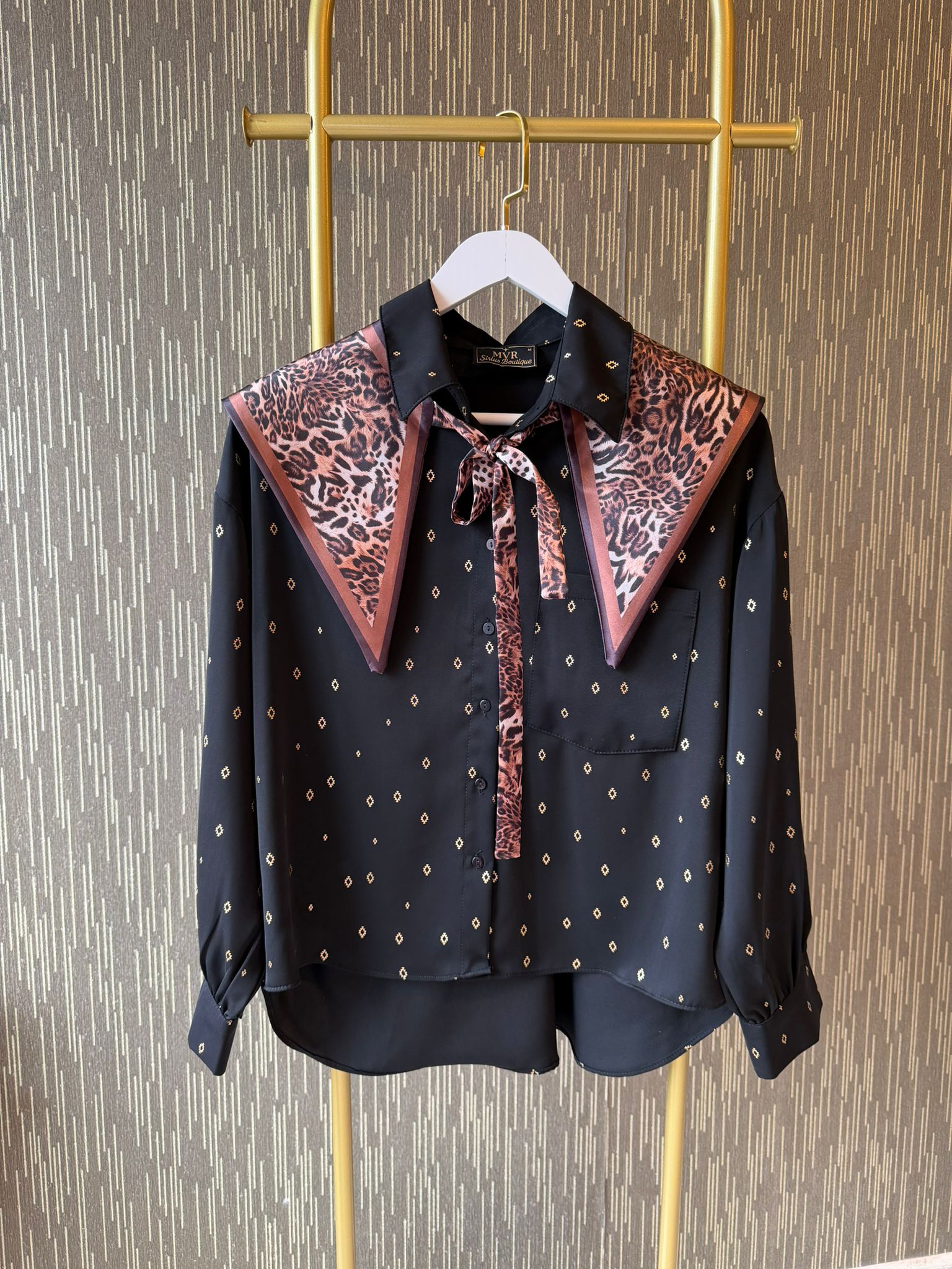 Kadın Desenli Oversize Siyah Gold Baskılı Gömlek